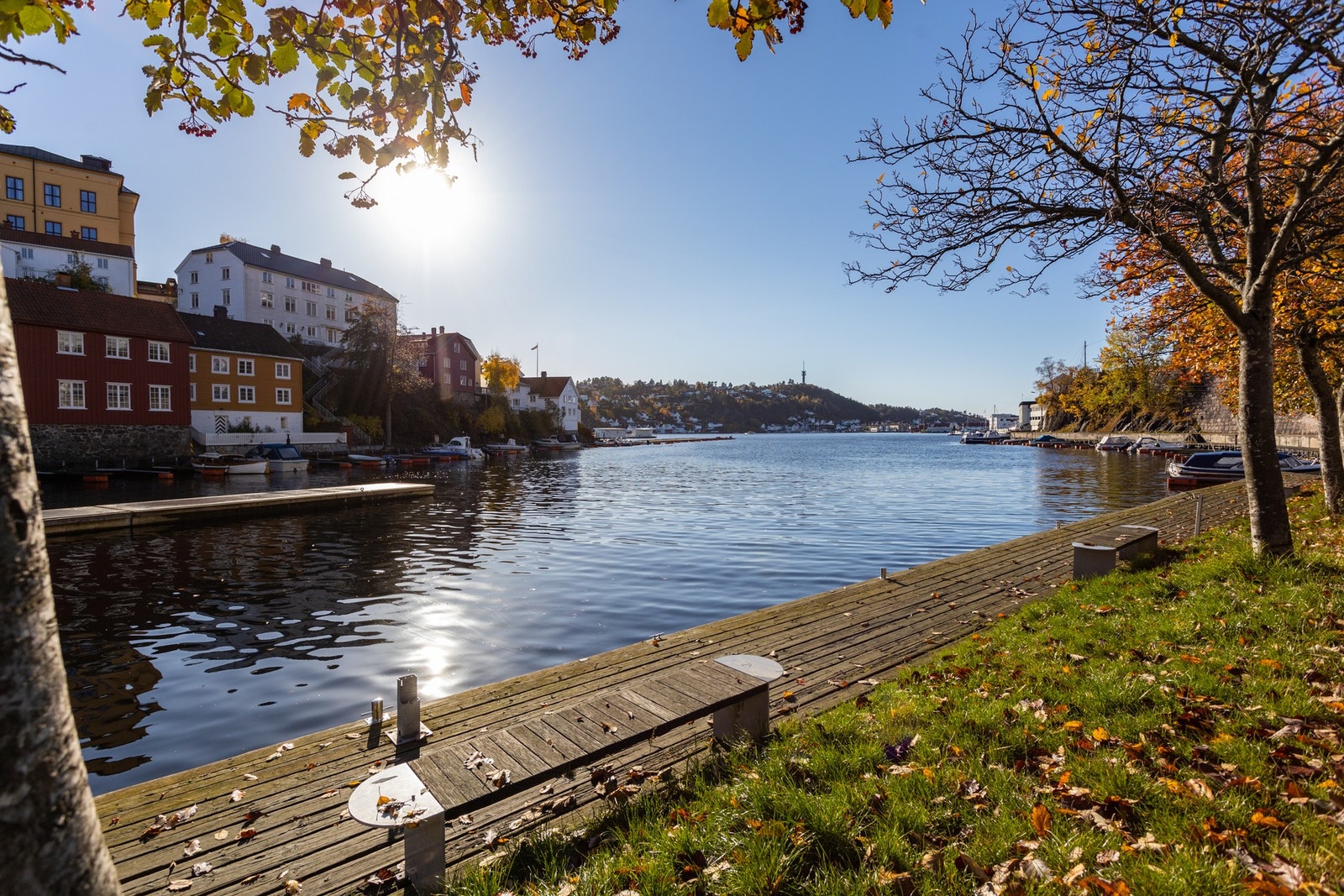 Fra Kittelsbukt går man opp i Arkenveien mellom det røde og gule huset på bildet Galleribilde