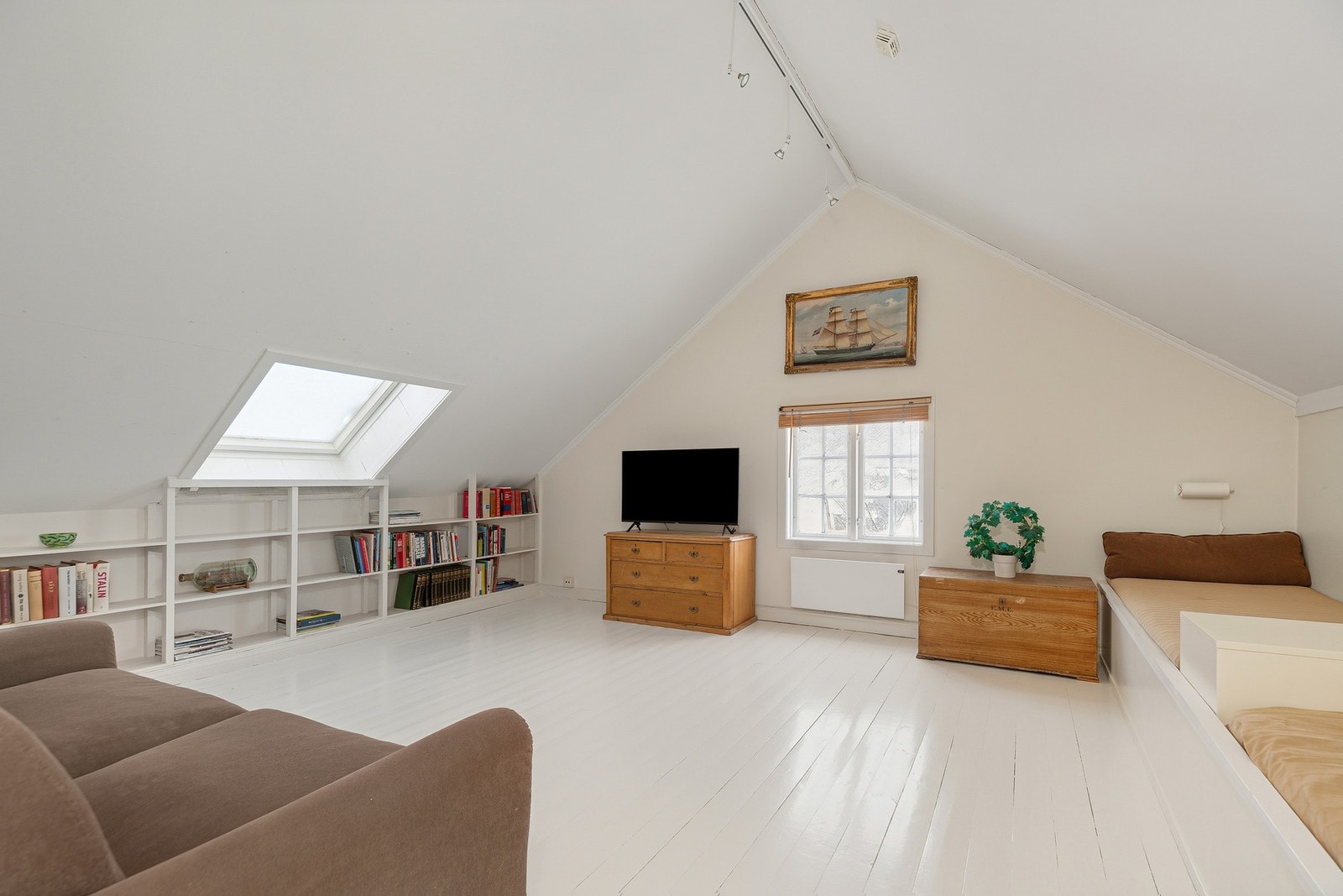 En herlig loftstue med flott naturlig lys. Plassbygde senger gir ekstra overnattingsplass Galleribilde