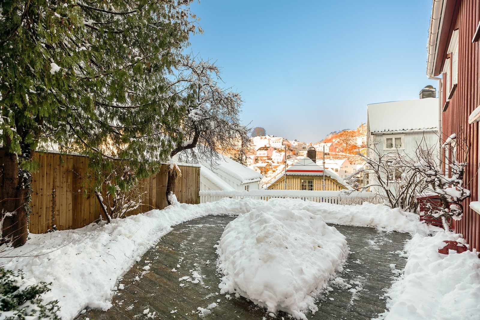 Denne terrassen har godt med plass til grillfesten, sittegrupper og eventuelt en trampoline Galleribilde