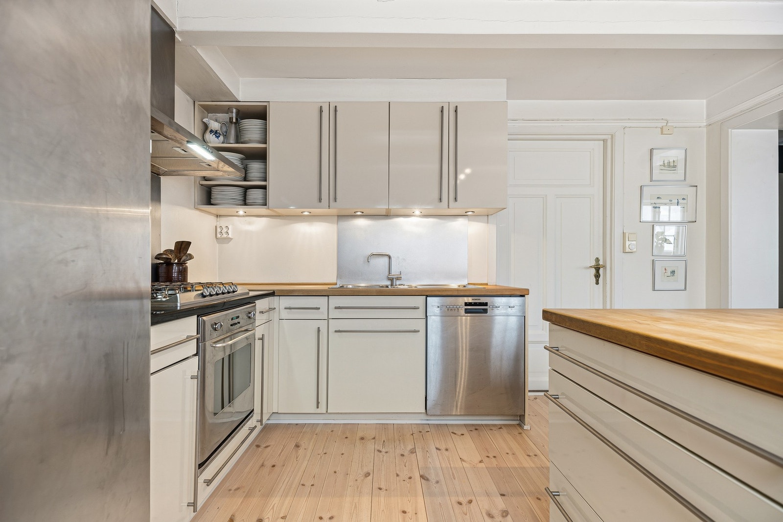 Godt utnyttet areal med god skap- og benkeplass. Stekeovn fra Smeg Galleribilde