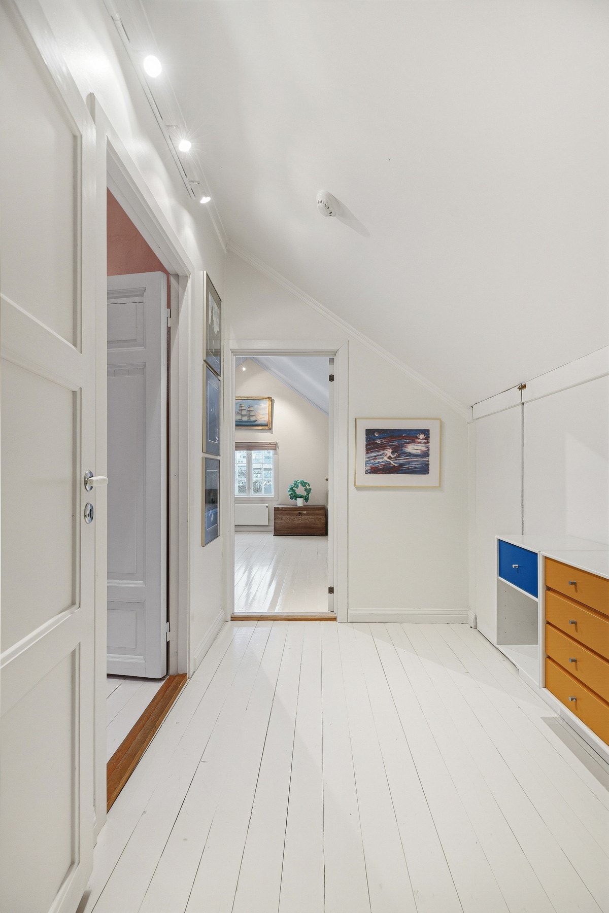 I den øverste etasjen finner du en stor loftstue, soverom og god lagringsplass i knekott. Se kommentar under "ferdigattest" angående loft Galleribilde