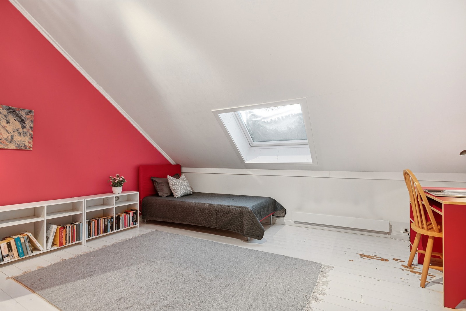 Stort rom på loftet med god plass til skrivebord, dobbeltseng og garderobe Galleribilde