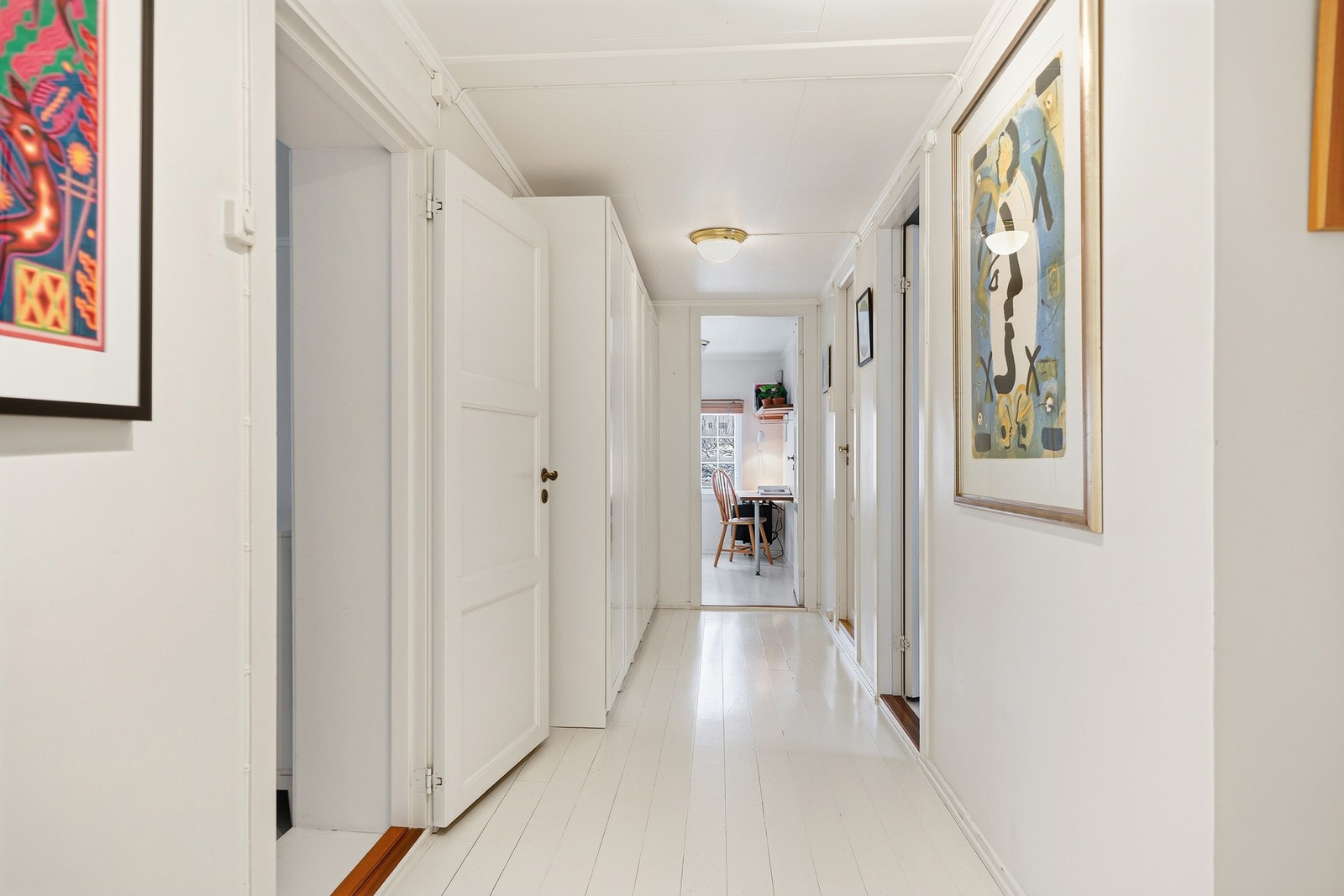 Ett soverom på hver side av gangen og hovedsoverom rett frem. Praktisk garderobeskap i gangen Galleribilde