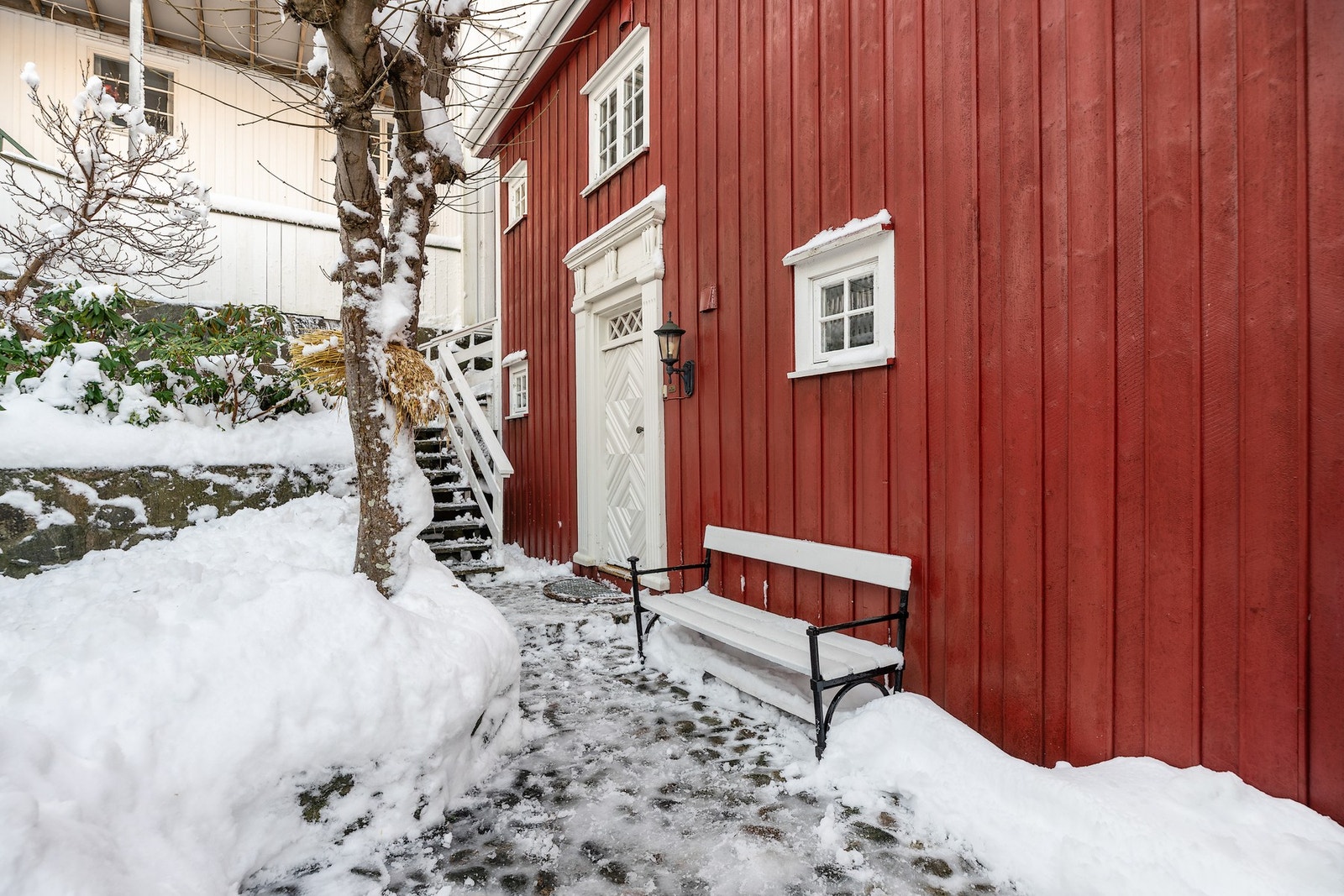 Koselig brosteinsbelagt gårdsrom foran huset (her er det tegnet inn mulig parkeringsløsning) med magnoliatre og rhododendron Galleribilde