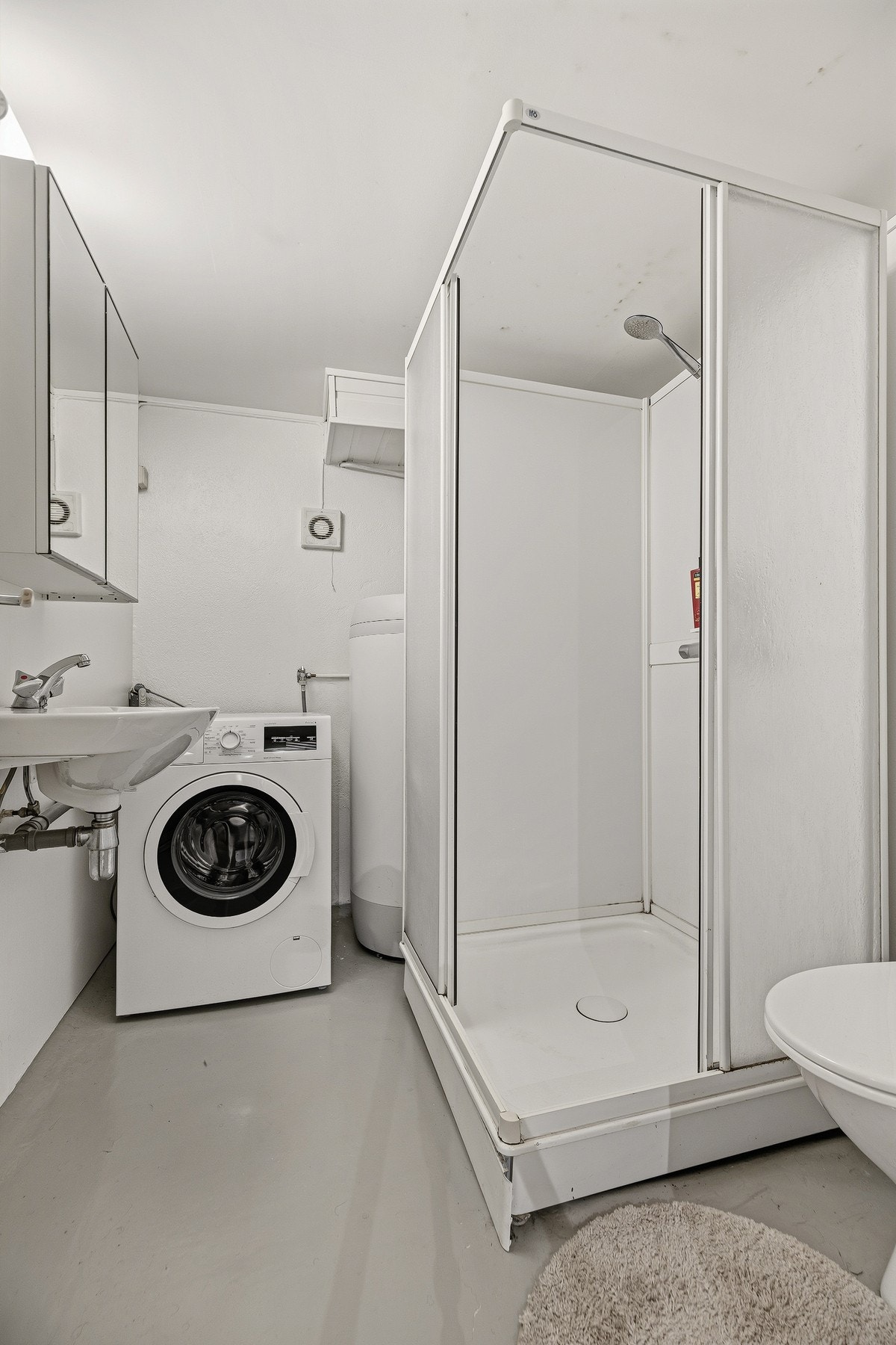 Bad med opplegg til vaskemaskin Galleribilde