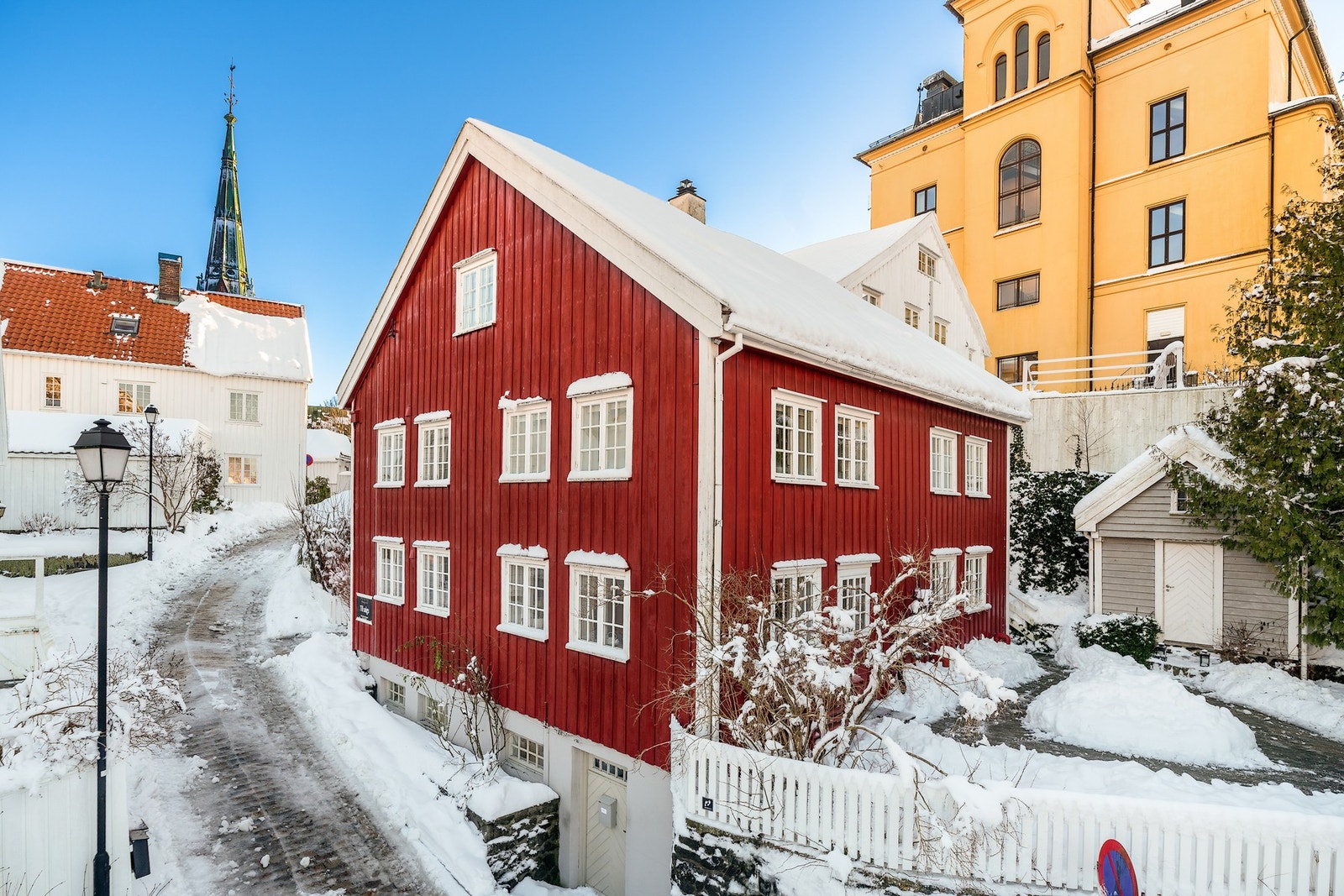 Velkommen til Arkenveien 1 - En svært sentralt beliggende enebolig blant byens sjarmerende trehusbebyggelse Galleribilde
