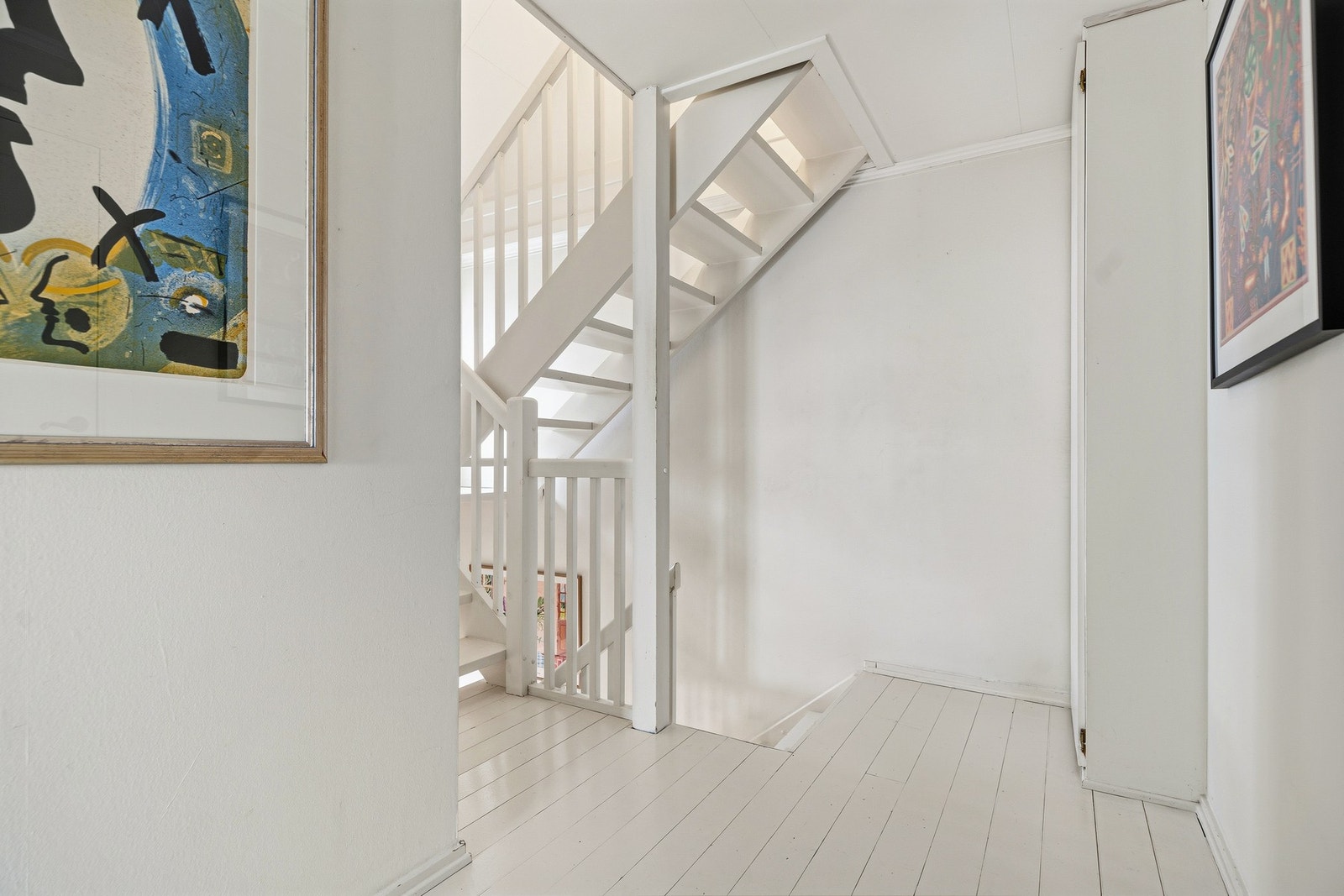 Opp ett nivå finner du tre soverom, bad og en kontorløsning Galleribilde