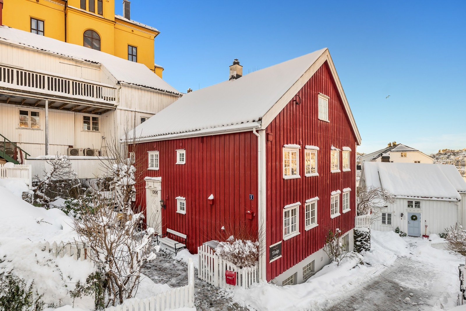 Deler av kjernen er bygd opp av et gammelt tømmerhus som ble flyttet fra Froland, så her er det 1800-talls sjarm blandet med 1980-tallets praktiske løsninger Galleribilde