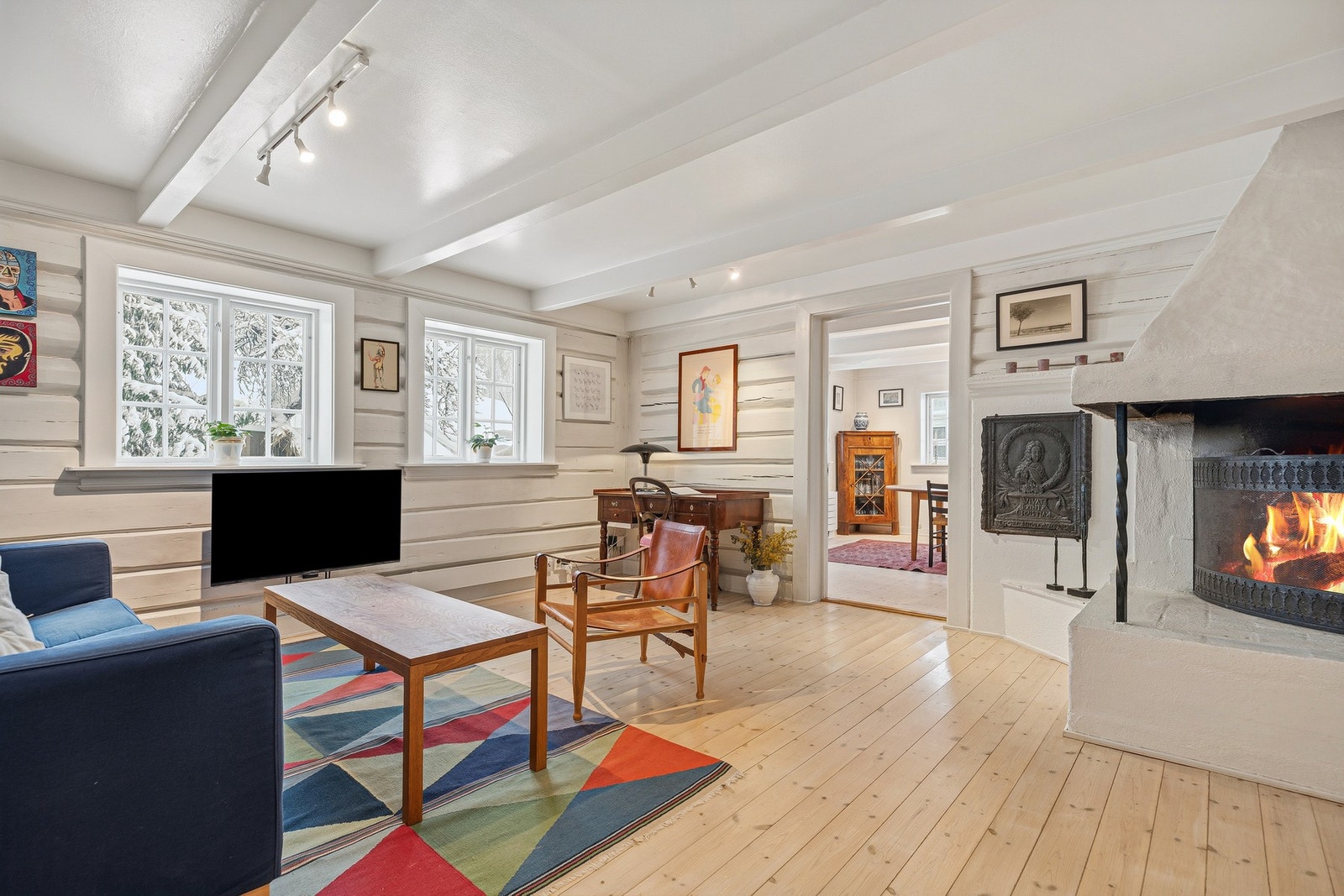 Her er det åpen gruepeis, mens det er både varmepumpe og støpejernsovn i rommet ved siden av Galleribilde