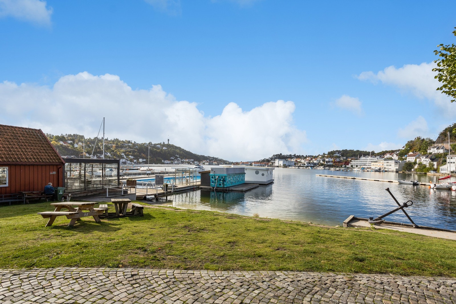 Her finner du også bystrand med bading i både sjø og basseng, samt restaurant på sommerstid i gjestehavna Galleribilde