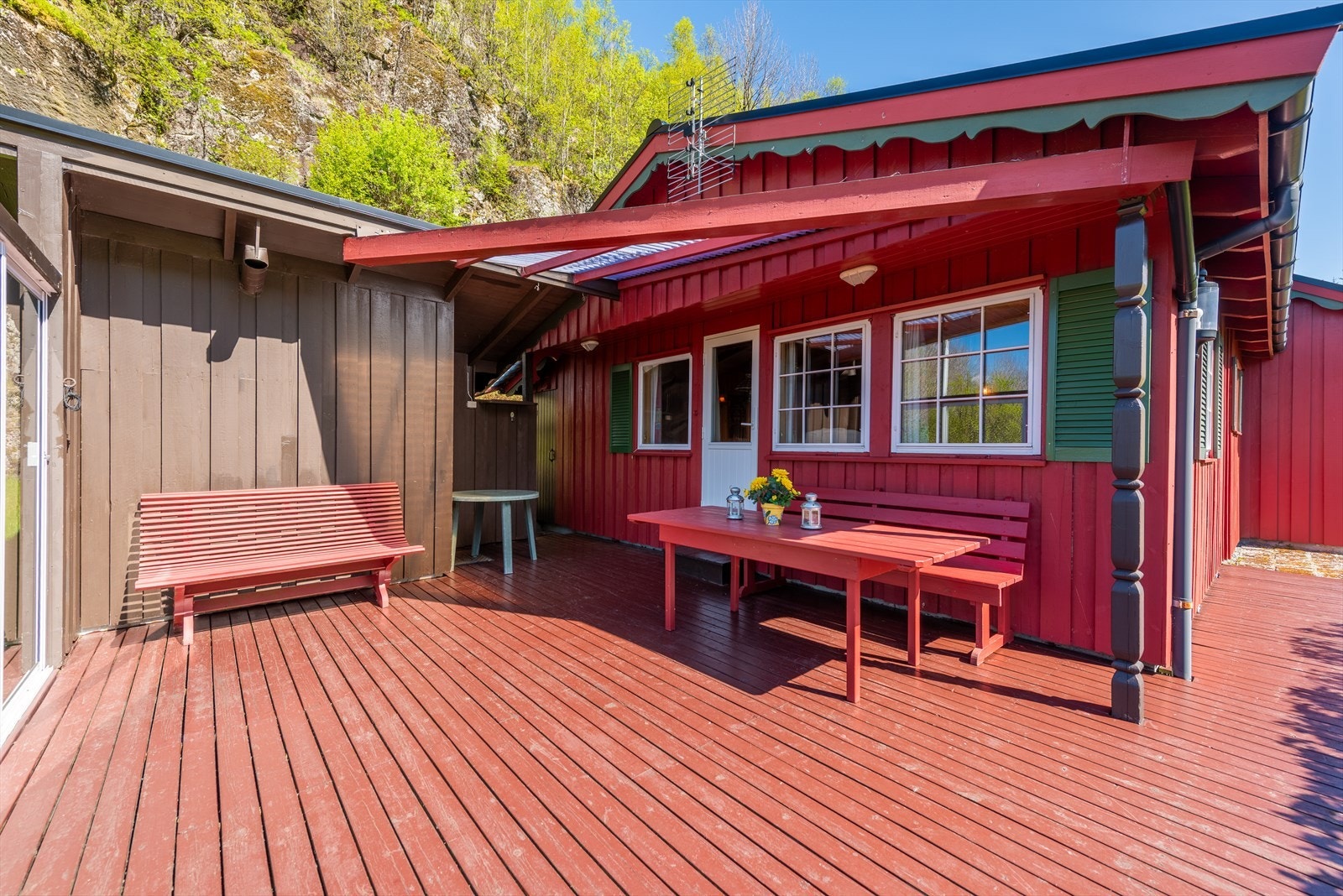 Fra stuen har du tilgang til en sør-vest vendt balkong på hele 35kvm Galleribilde