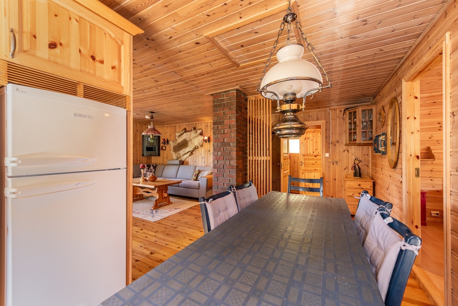 Åpen løsning mellom stue og kjøkken, her er det god plass til et stort spisebord Galleribilde