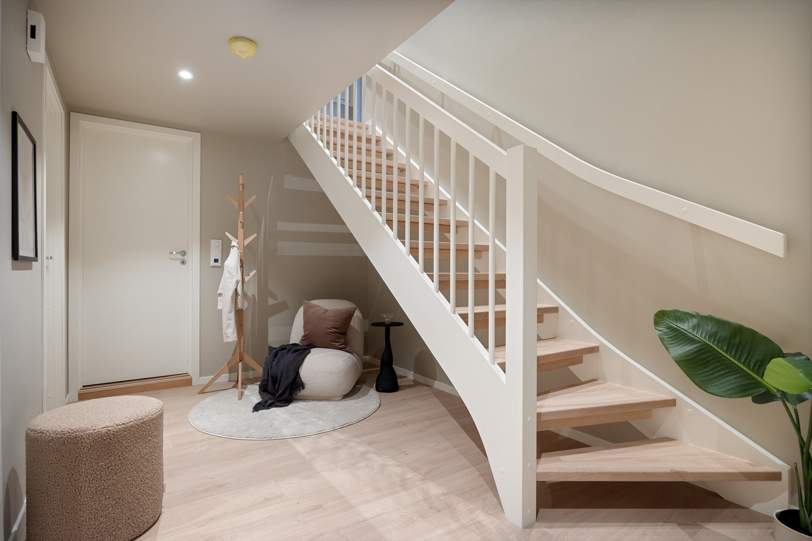 Velkommen inn i en lys og romslig gang! Galleribilde