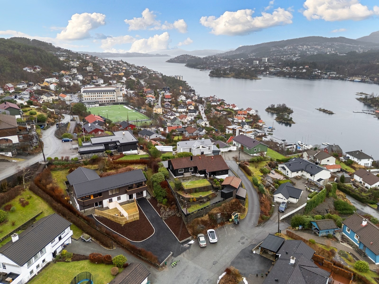 Selve tomten er oppgradert slik at det nå er plass til å parkere 3 til 4 biler i oppkjørselen Galleribilde