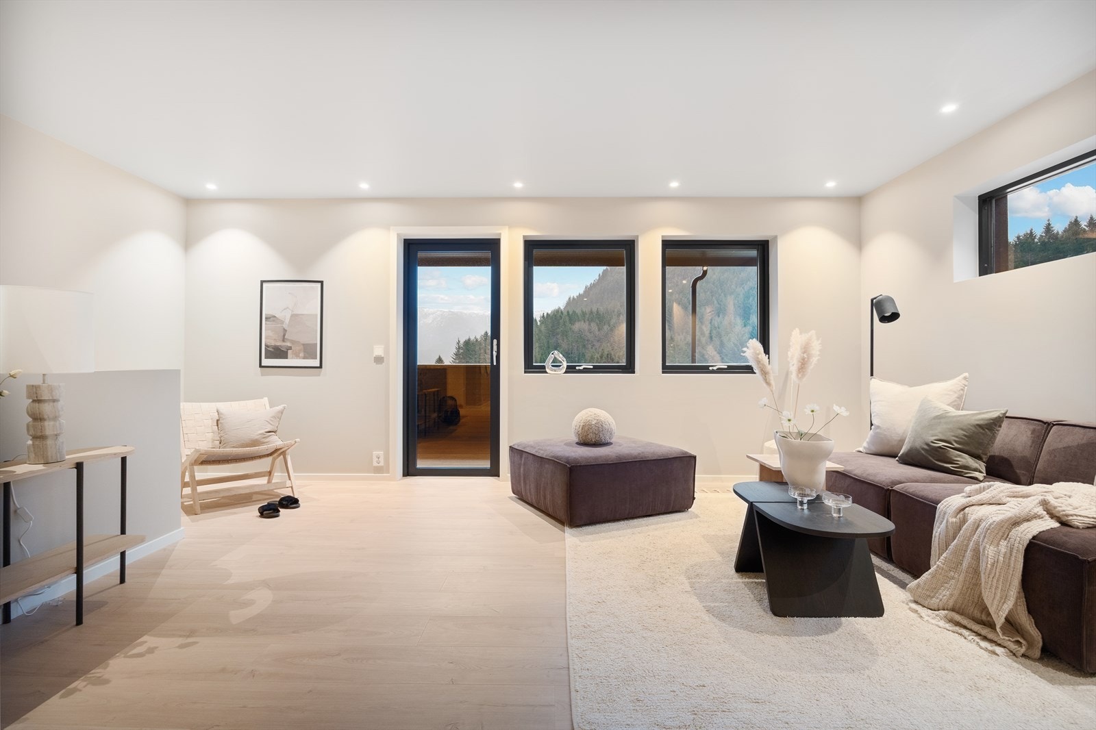 Herfra er det utgang til en hyggelig overbygget balkong på ca. 9 m² Galleribilde