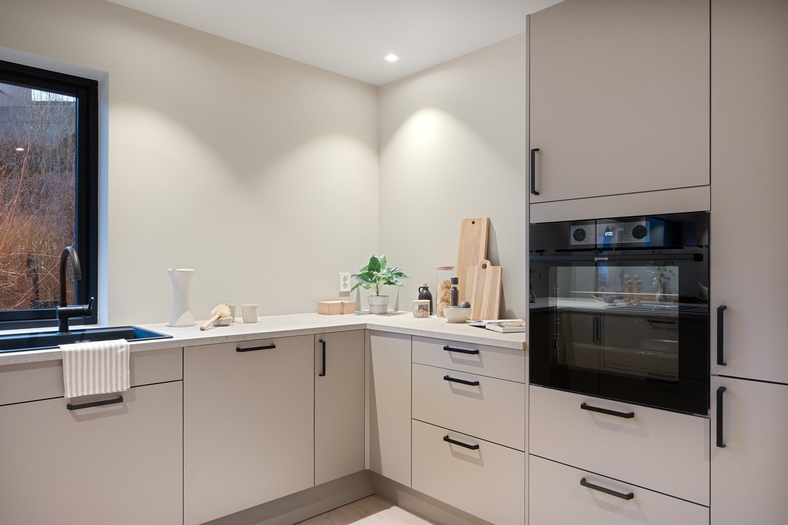 Her er det både rikelig med arbeids- og oppbevaringsplass Galleribilde