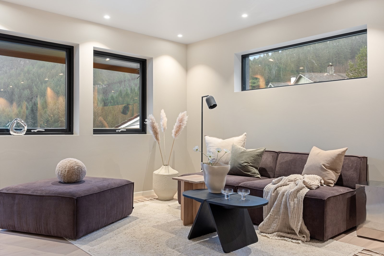 Boligen fremstår med stilrene, moderne og delikate overflater i alle rom Galleribilde