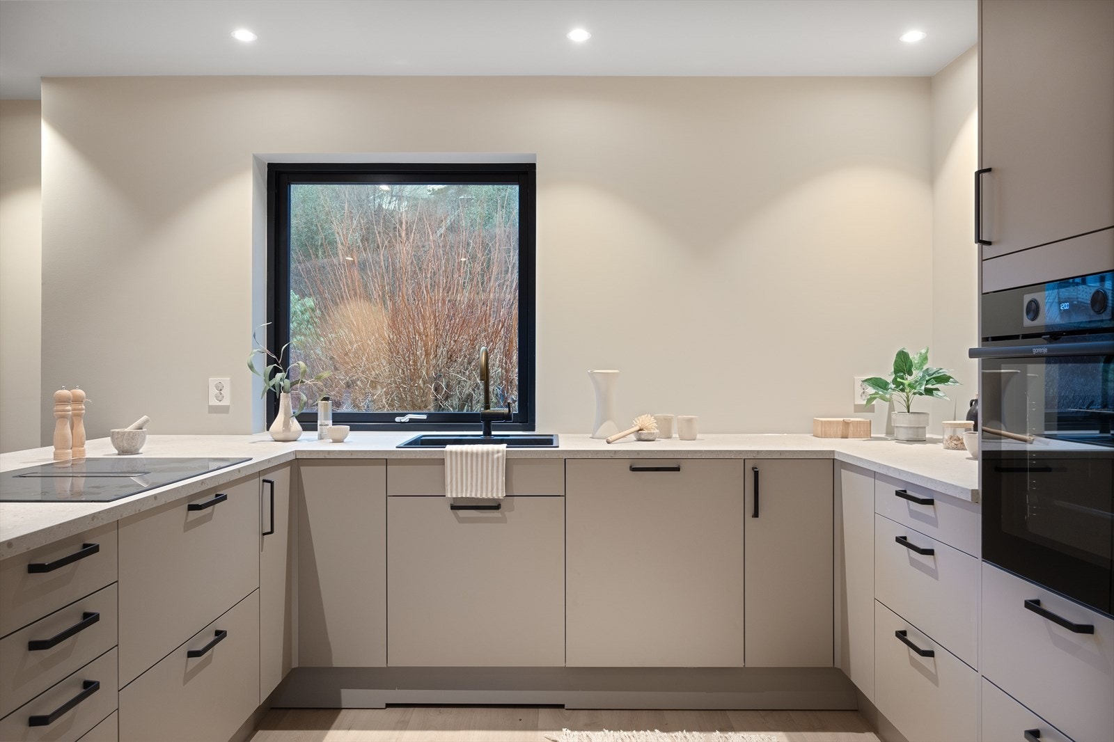 Overflater består av laminat på gulv og platehimling med lysspotter Galleribilde