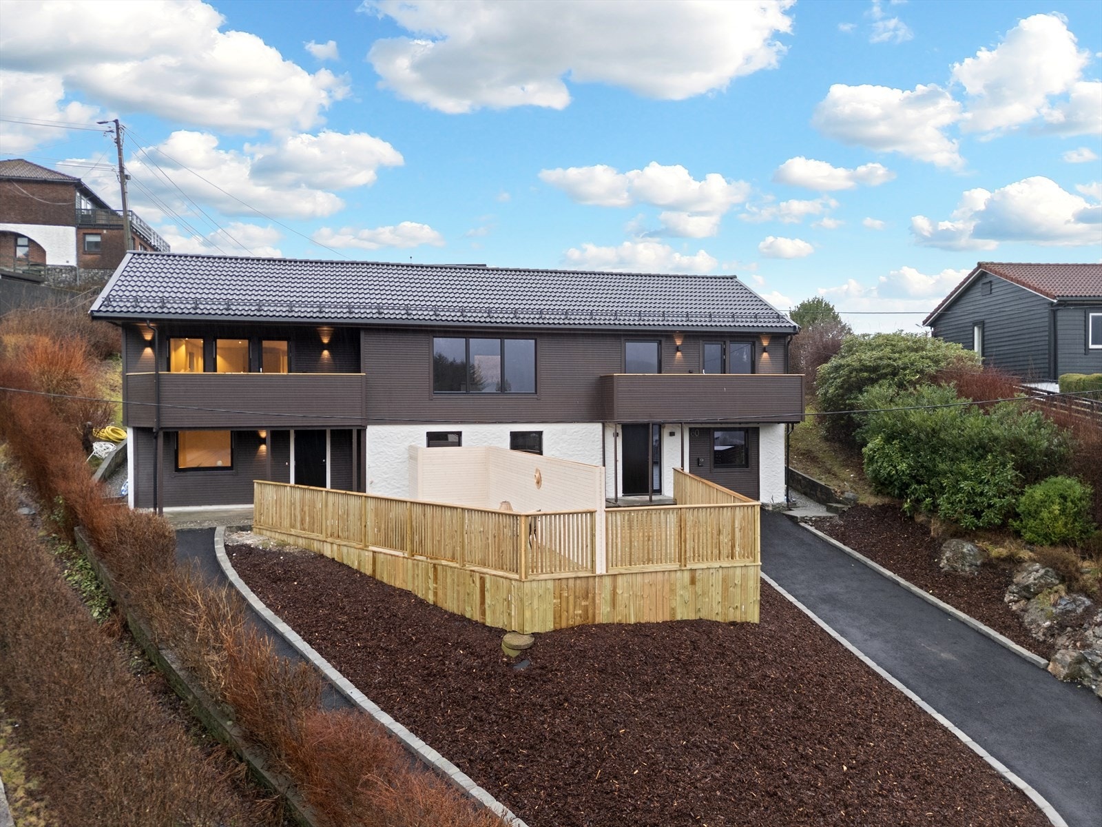 Utvendig er huset oppgradert med nye vinduer, ny kledning som er malt i Dovre Trebitt (0865), ny taktekking og pusset / hvitmalt mur Galleribilde