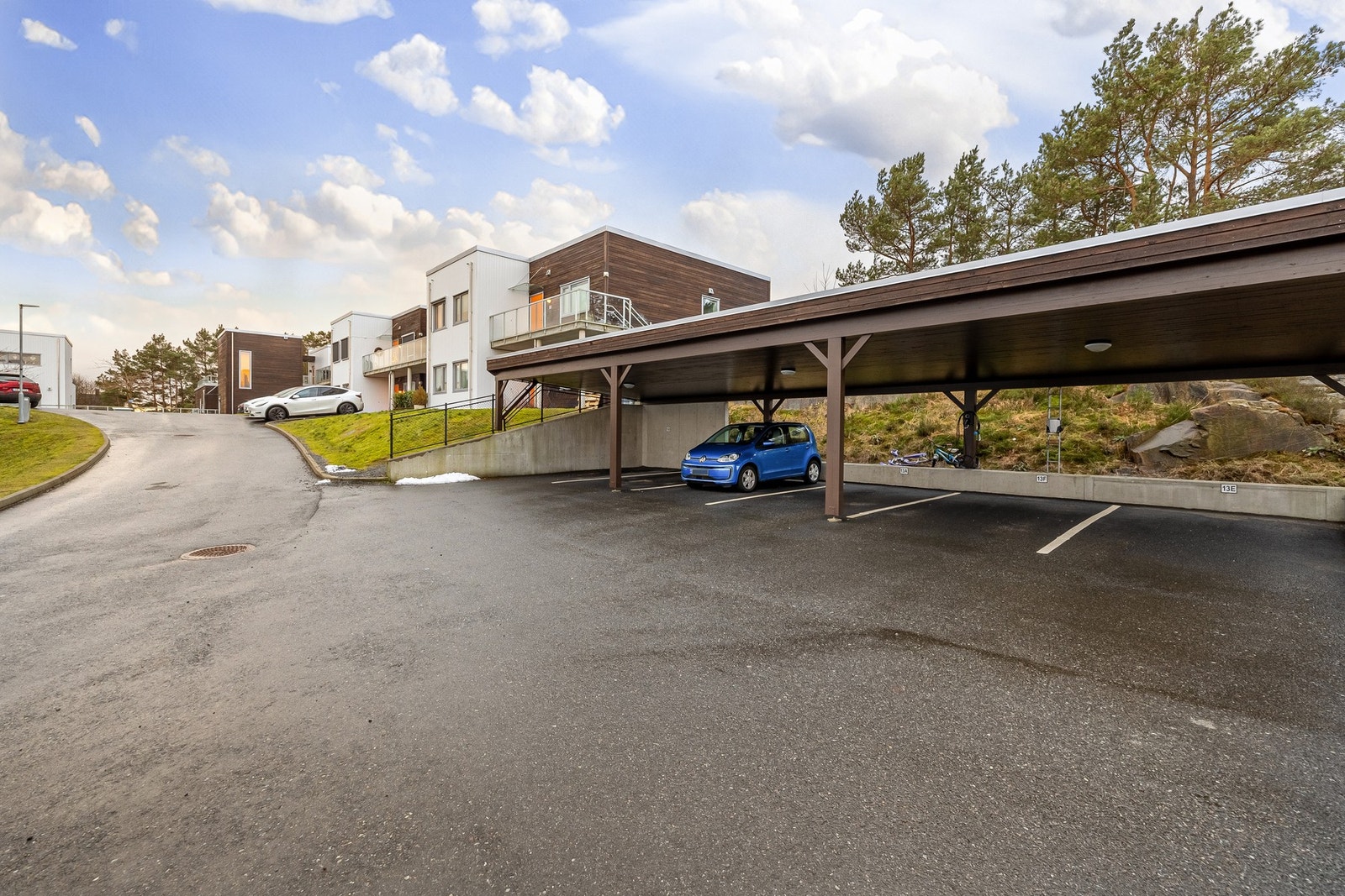 Det medfølger en stk. fast parkeringsplass i carport hvor det også er installert el-bil lader. Galleribilde