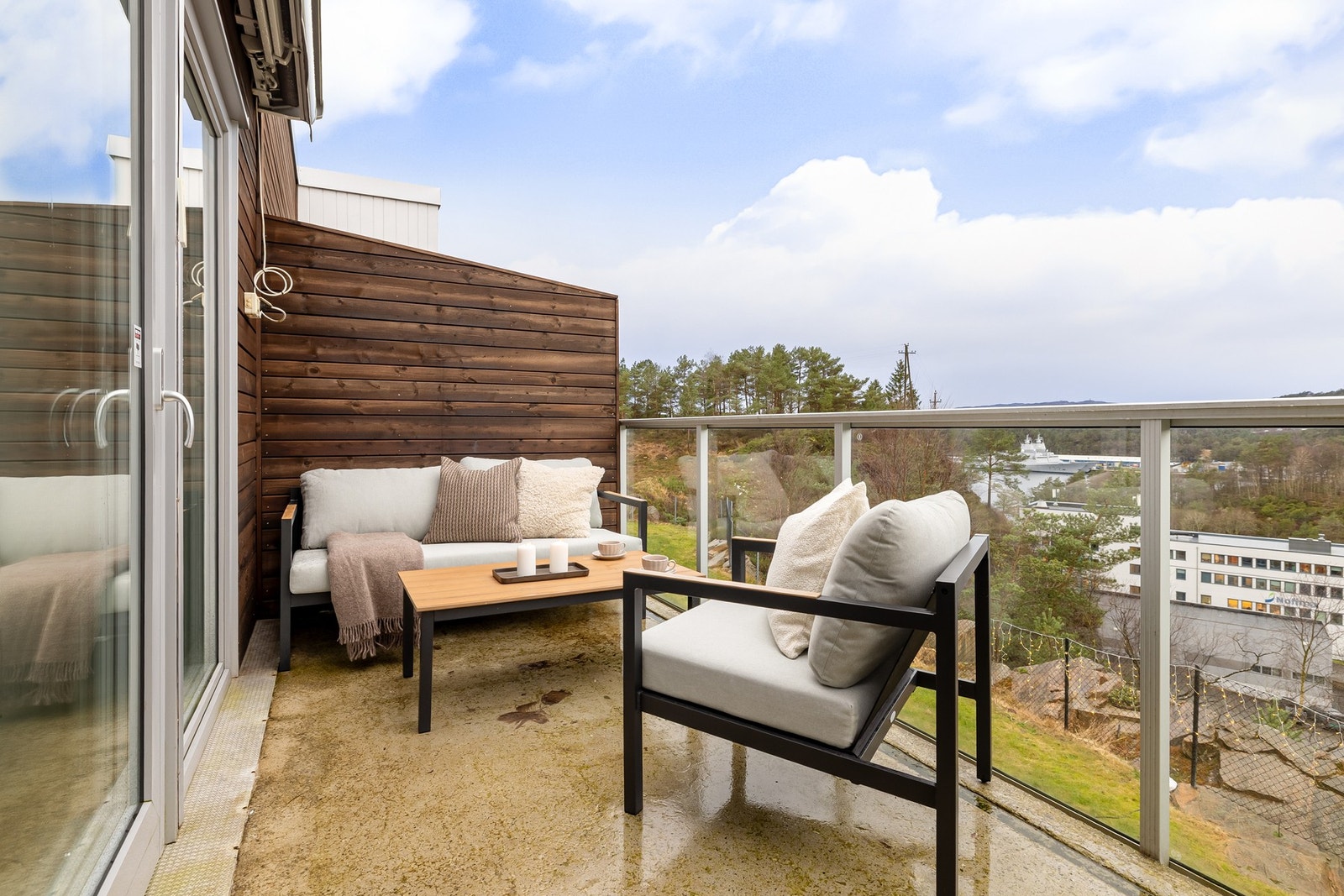 Det er god plass til å møblere med en koselig sittegruppe. Galleribilde