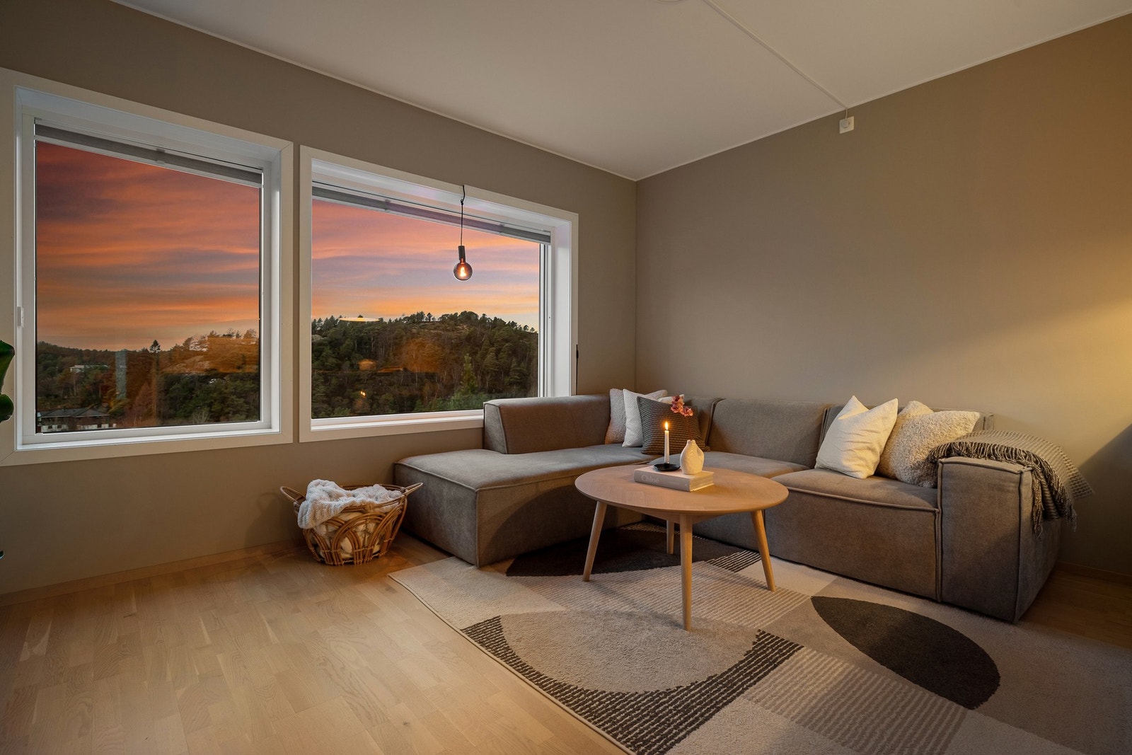 Leiligheten har en åpen stue- og kjøkkenløsning som skaper en god romfølelse. Galleribilde