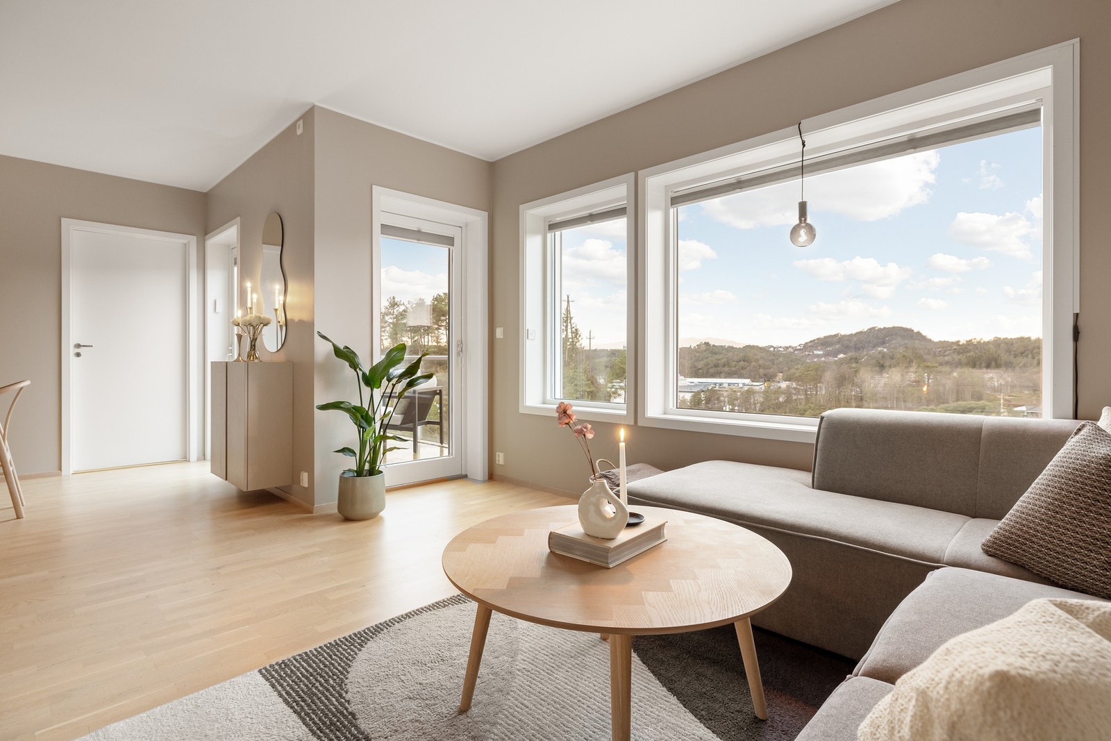 Her er det store vindusflater som slipper inn godt med naturlig lys. Galleribilde