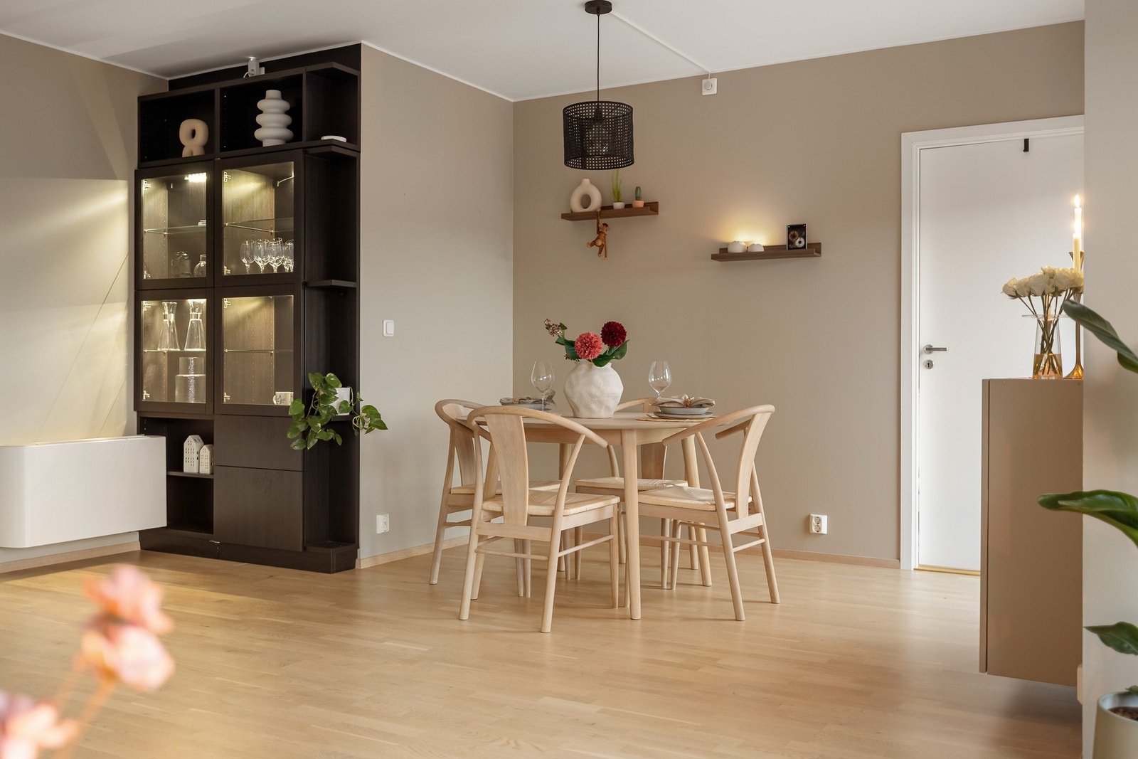 Det er også god plass til et spisebord av god størrelse. Galleribilde