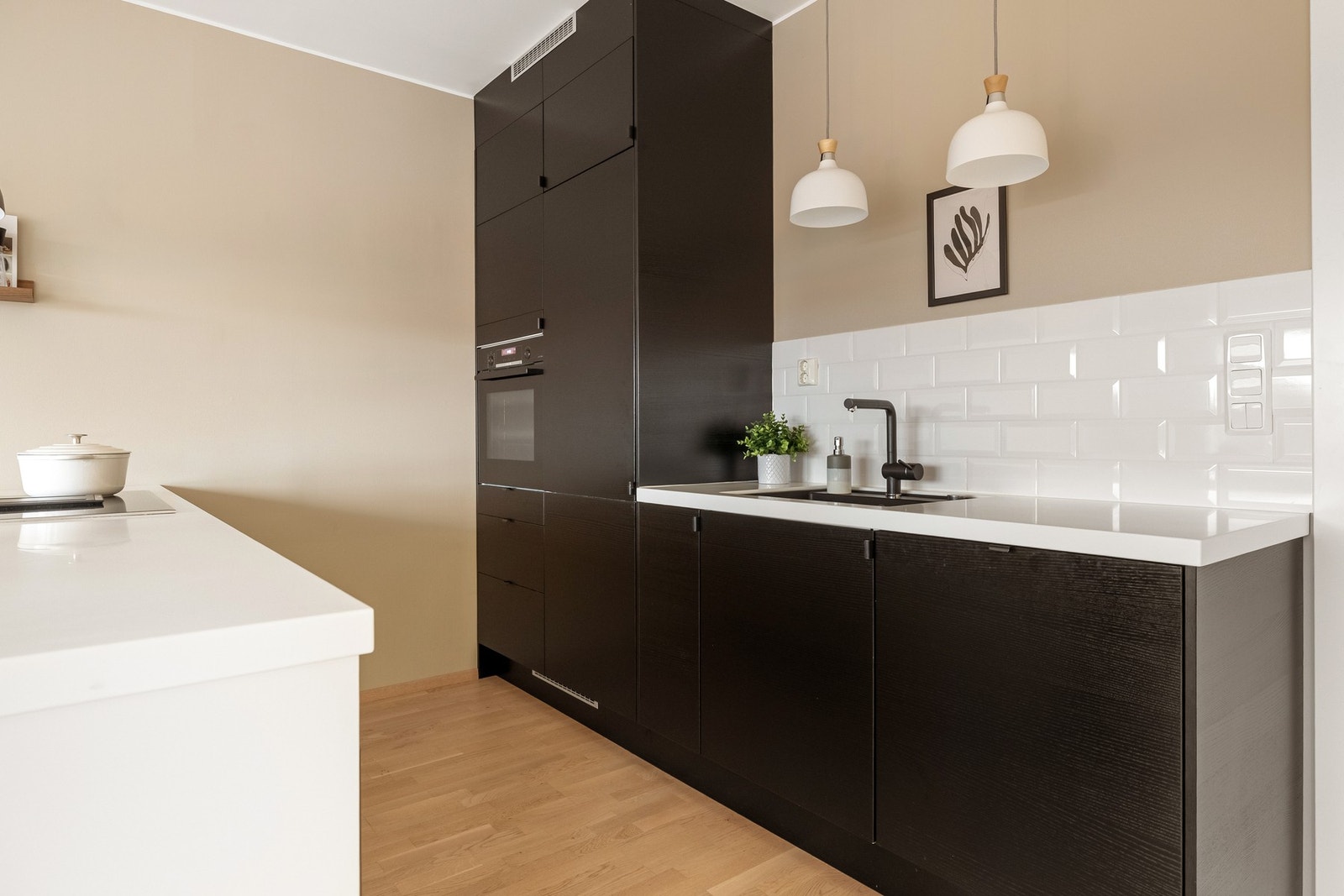 Her er det godt med oppbevaringsplass i skuffer og skap, samt arbeidsplass på den praktiske og sosiale kjøkkenøyen. Galleribilde