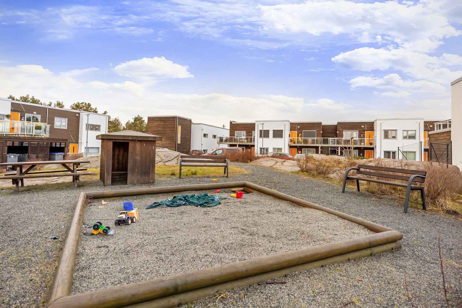 Sameiet har flotte fellesarealer i form av lekeplasser og sitteplasser. Galleribilde