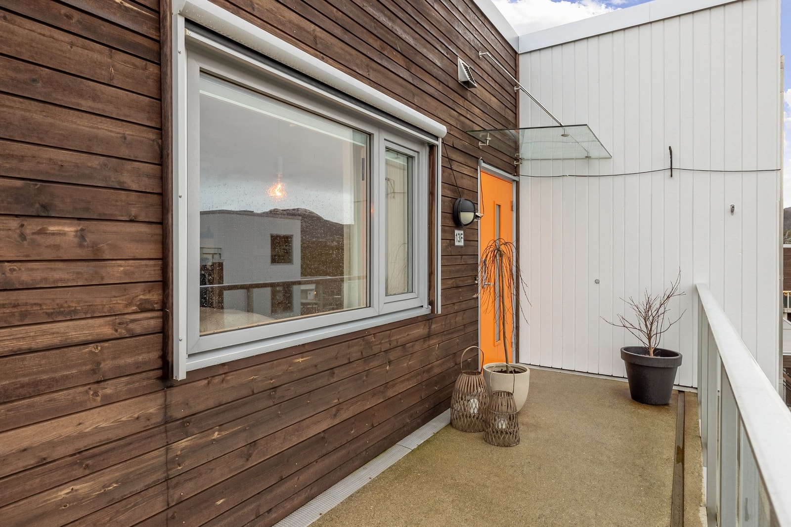 Leiligheten har også et pent opparbeidet inngangsparti hvor man kan møbler med en sittegruppe, og nyte morgensolen. Galleribilde