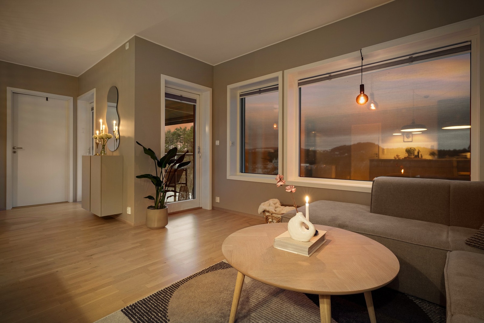 Vi beveger oss inn i stuen. Her er det persienner for å skjerme mot solen etter behov. Galleribilde