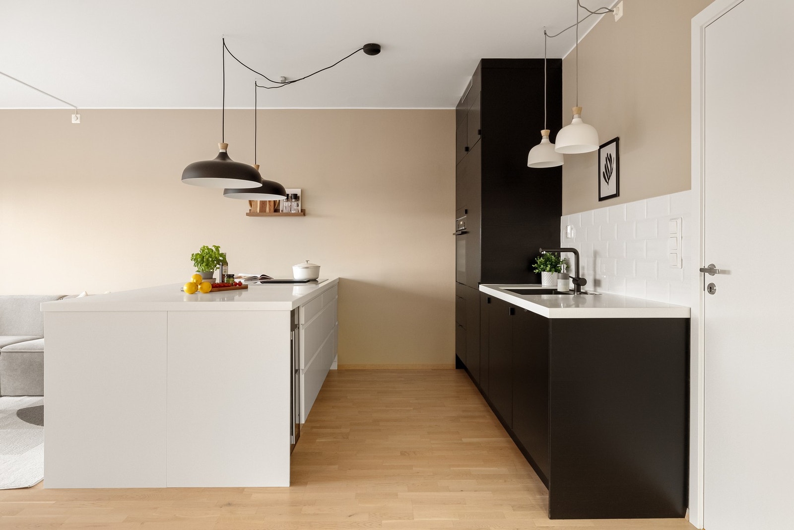 Innredningen består av slette fronter og benkeplate av laminat. Galleribilde