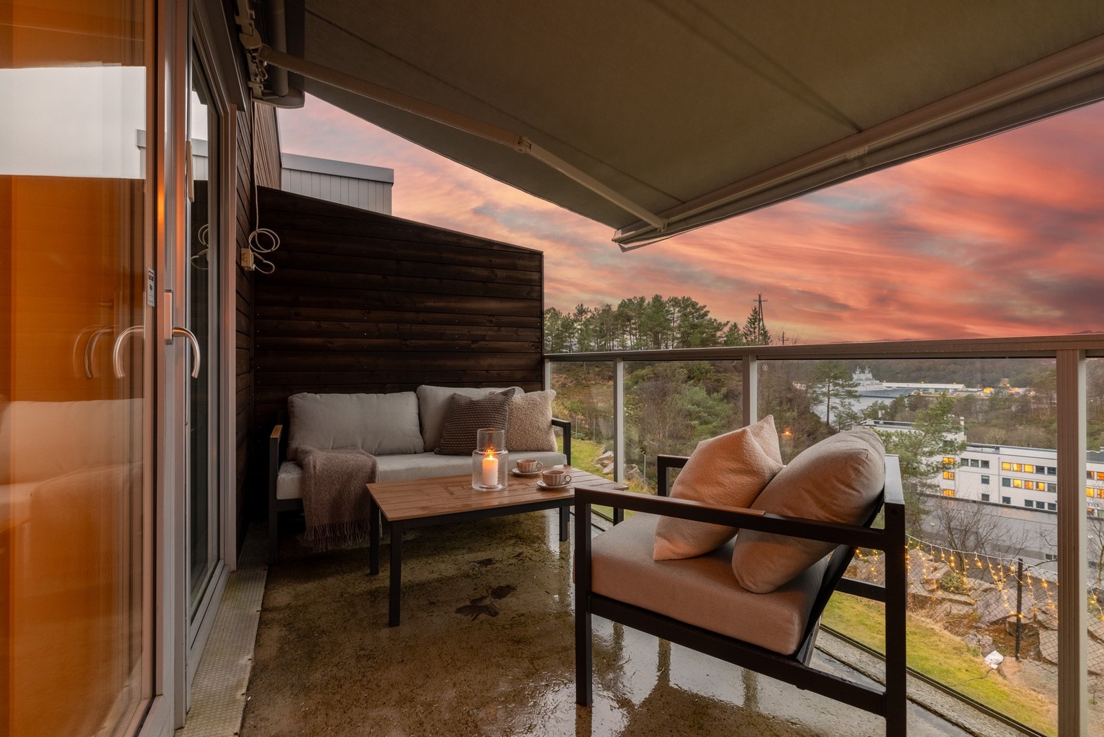 Balkongen har også en markise som skjermer uteplassen for vær og vind. Galleribilde