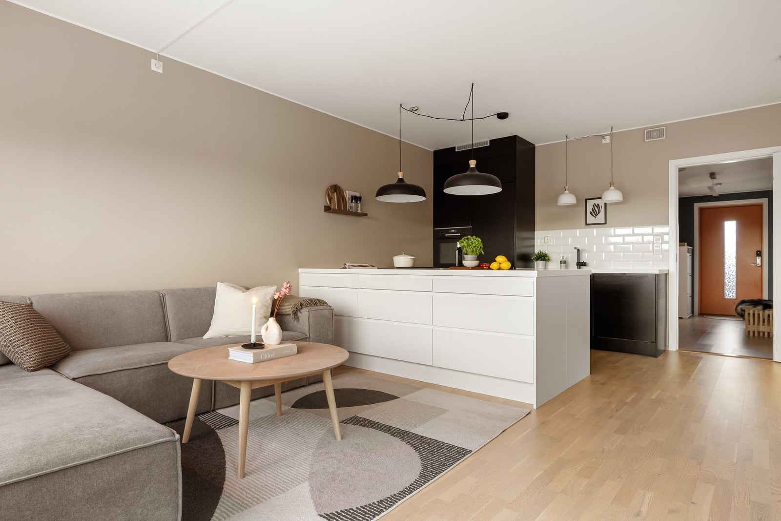 Det er god plass til den favoriserte sofakroken. Galleribilde