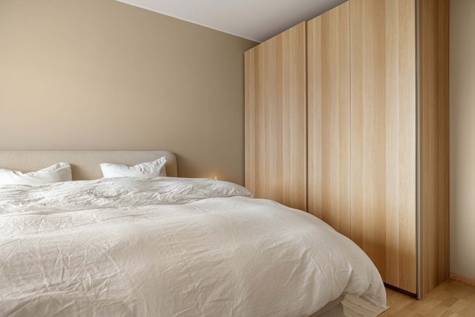 Her er det også godt med oppbevaringsplass i en stor og praktisk garderobe. Galleribilde