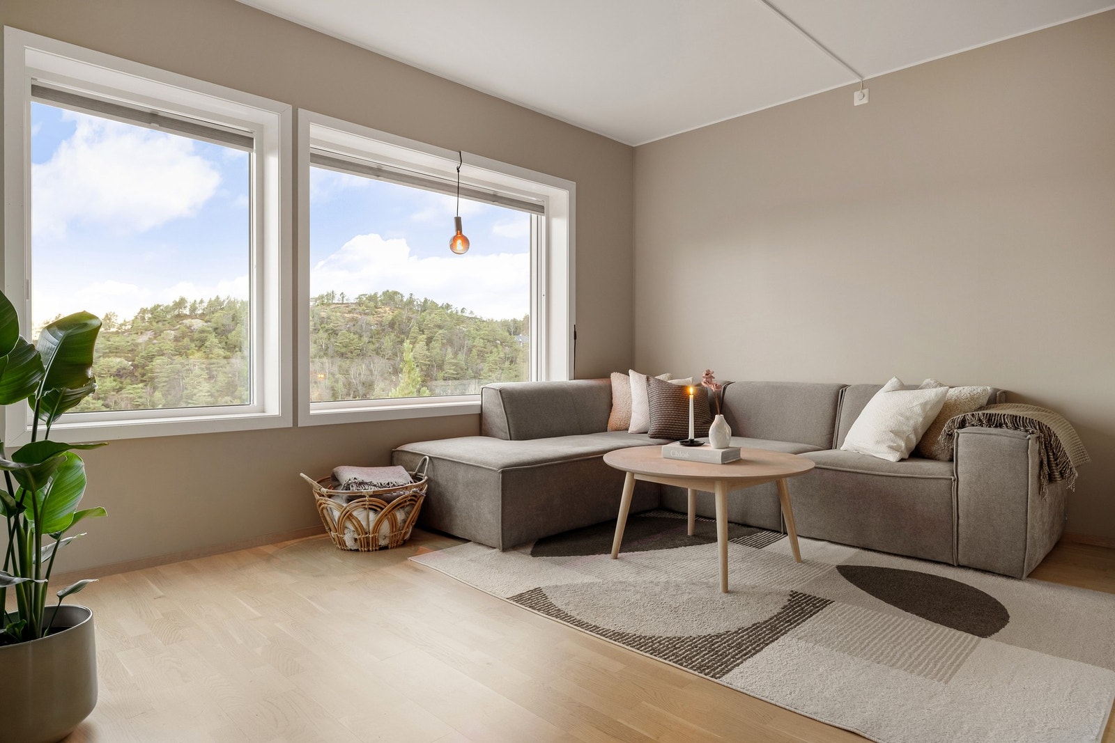 Grunnet rommets størrelse og planløsning kan man møblere i forskjellige soner. Galleribilde