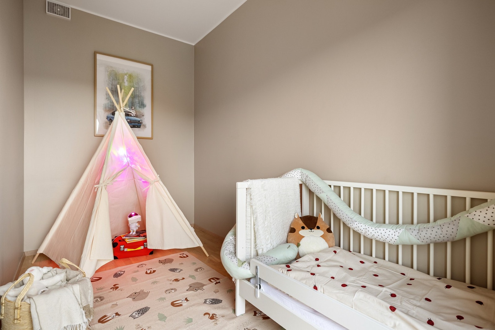 Dersom man ikke har behov for det tredje soverommet kan dette fint brukes som kontor eller annet etter behov. Galleribilde