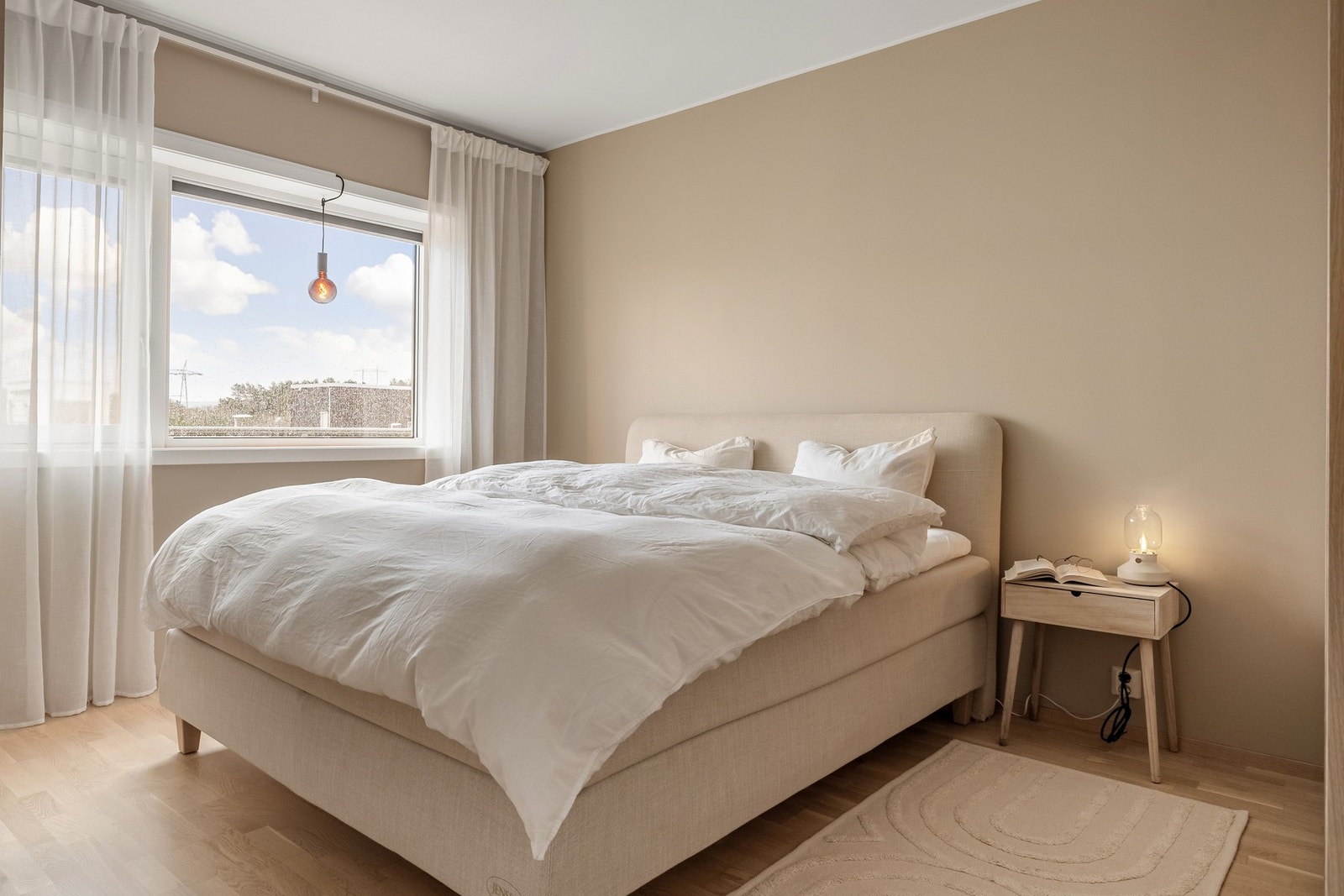 Hovedsoverommet måles til 12,7 kvm. og har god plass til en dobbeltseng med nattbord på hver side. Galleribilde