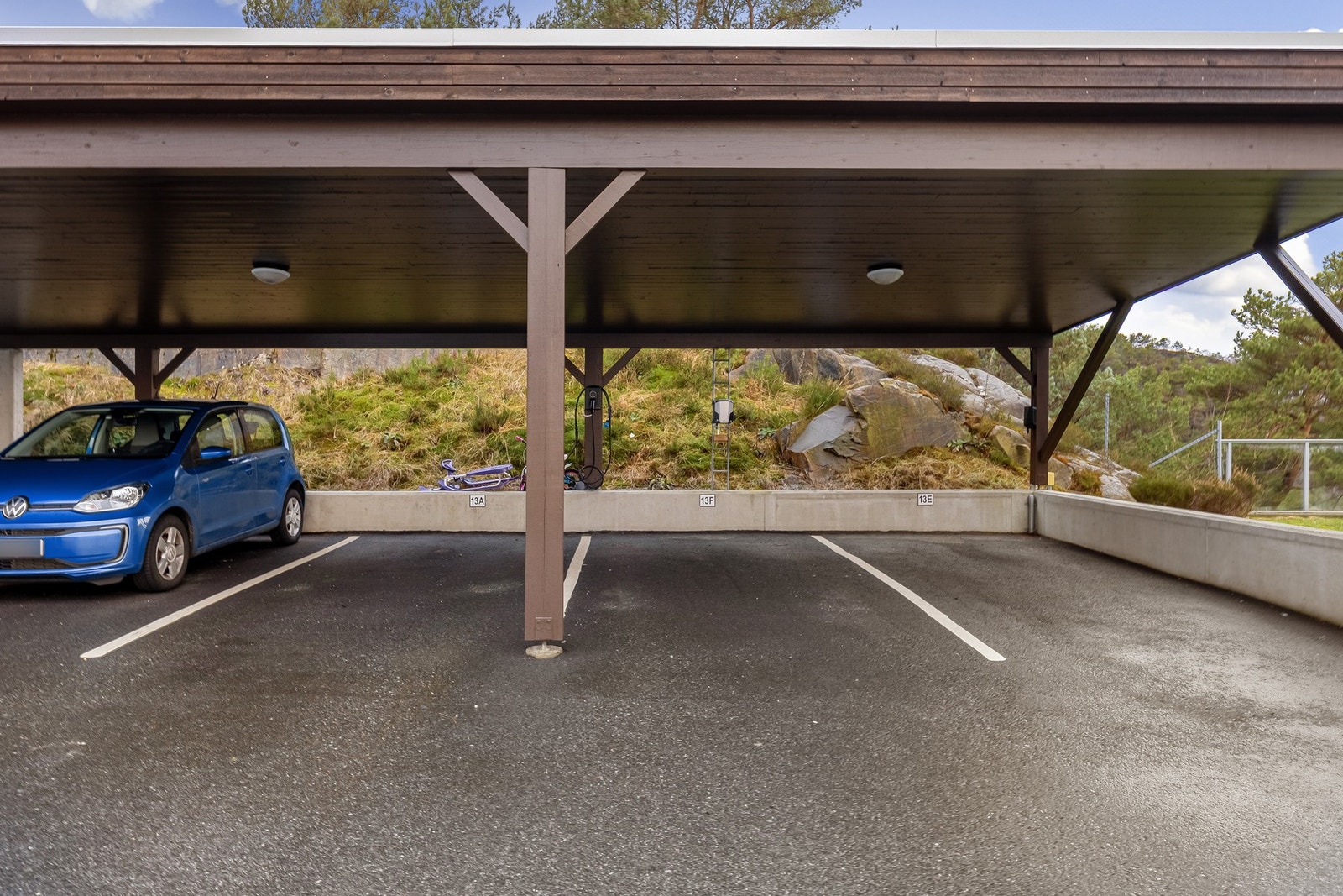 Ellers er det god plass til gjester på sameiets gjesteparkeringsplasser. Galleribilde