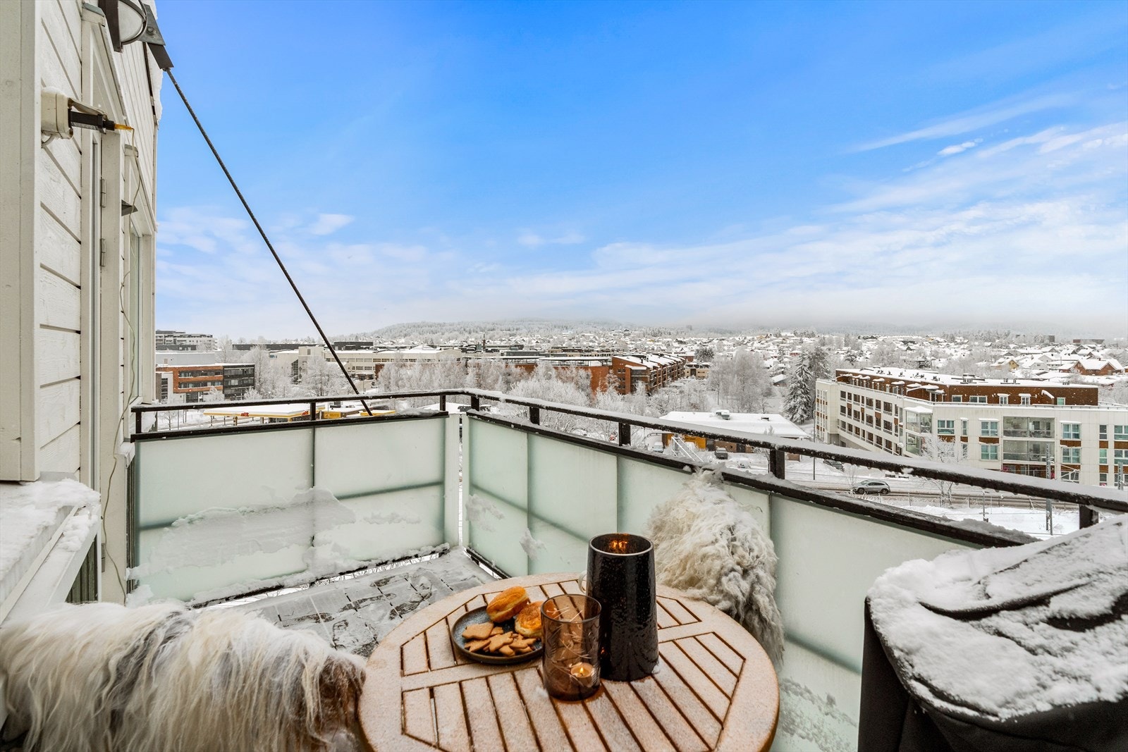 Nyere balkong med flott utsikt og gode solforhold. Balkongene krever utbedring for godkjent bruk. Galleribilde