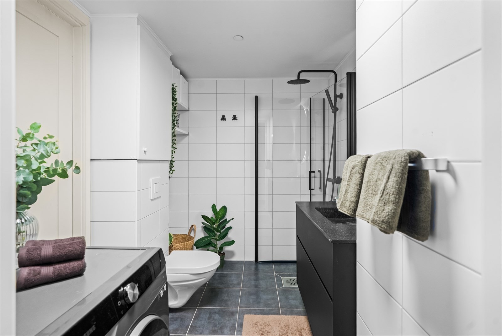 Flislagt bad med dusjhjørne og varmekabler i gulv Galleribilde