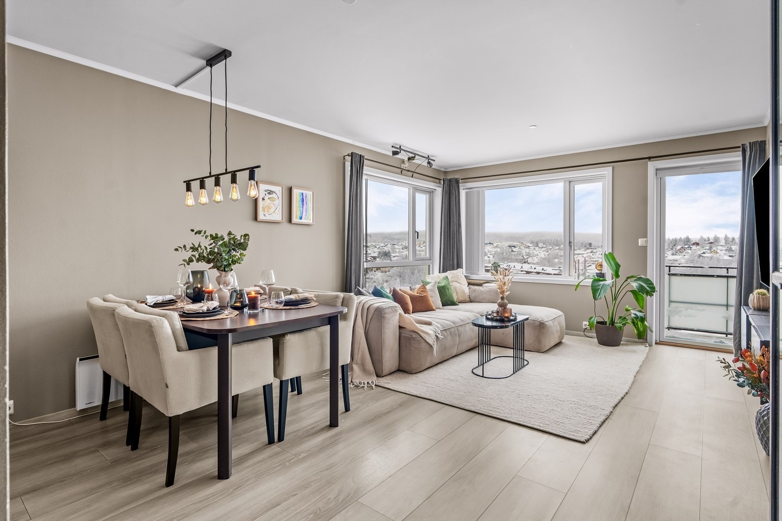 Velkommen til Grønliveien 15, en flott topp- og endeleilighet med fantastisk utsikt. Galleribilde