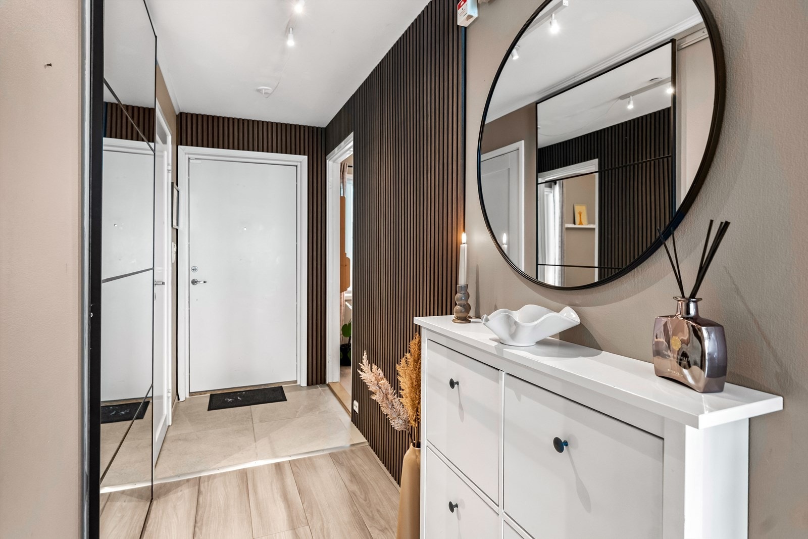 Hyggelig entre med fliser og varmekabler på gulv. Galleribilde