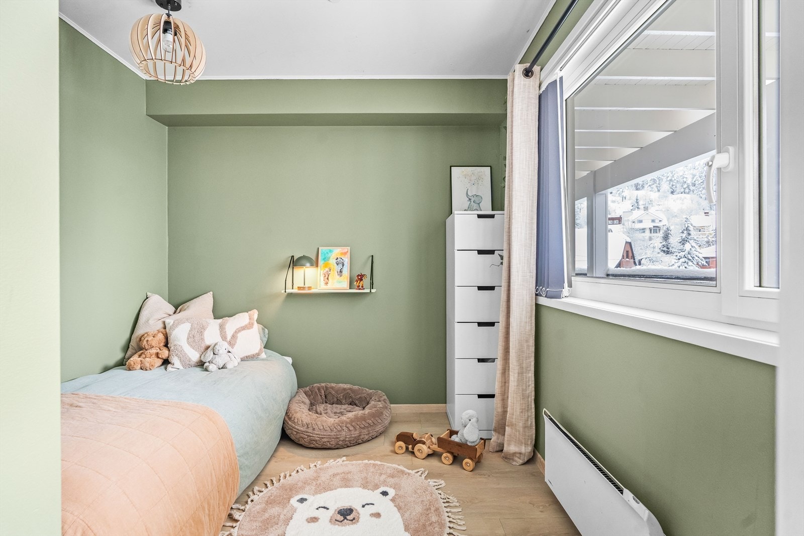Lekkert barnerom/gjesterom malt i en fin grønnfarge Galleribilde
