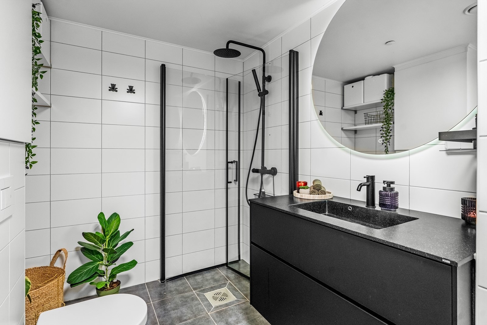 Moderne baderomsinnredning fra 2022 med opplegg for vaskemaskin Galleribilde