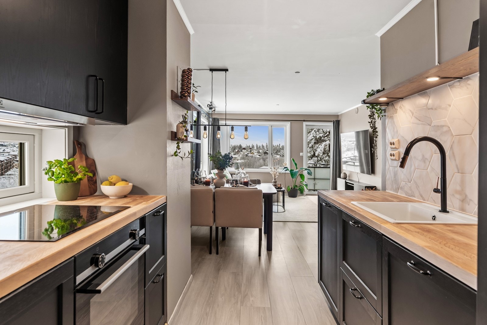 Moderne hjørneleilighet med delvis åpen kjøkken løsning Galleribilde