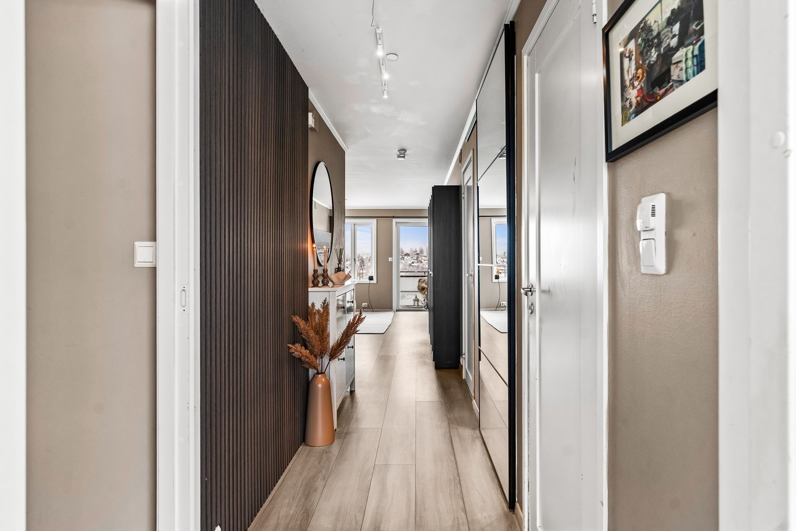 Leiligheten er pusset opp i moderne jordfarger, og har en gjennomgående stil. Galleribilde