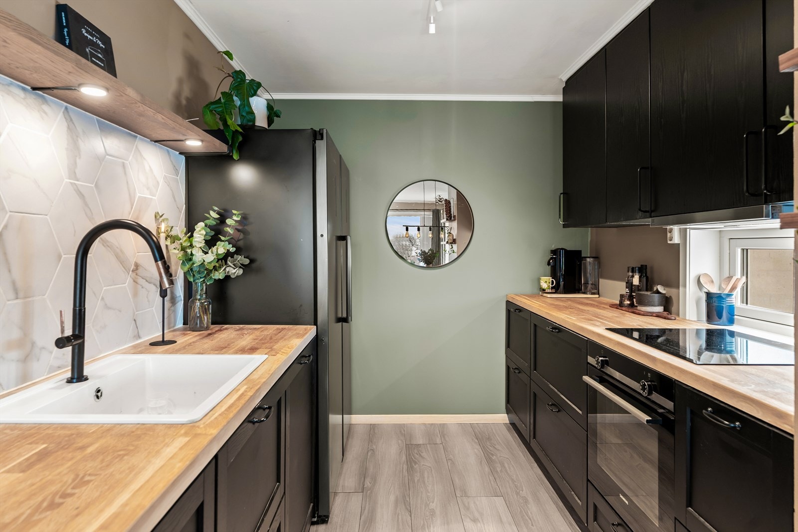 Stilrent og moderne kjøkken i sort utførelse, betydelig oppgradert i 2020 Galleribilde