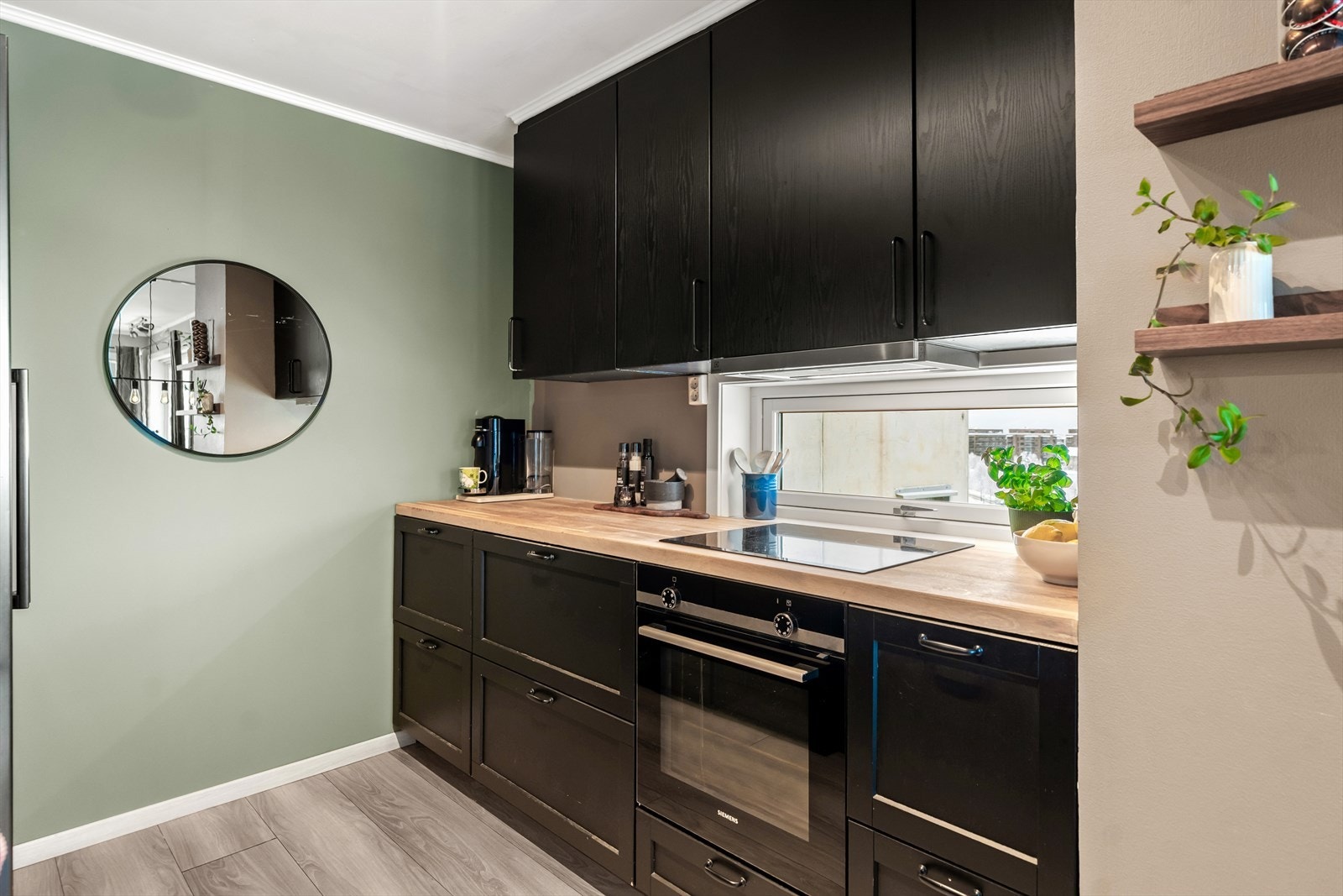 Integrerte hvitevarer består av oppvaskmaskin, komfyr, platetopp og venitlator Galleribilde